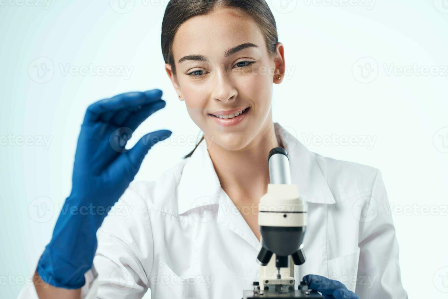 fêmea laboratório assistente Ciência pesquisa microscópio biotecnologia foto