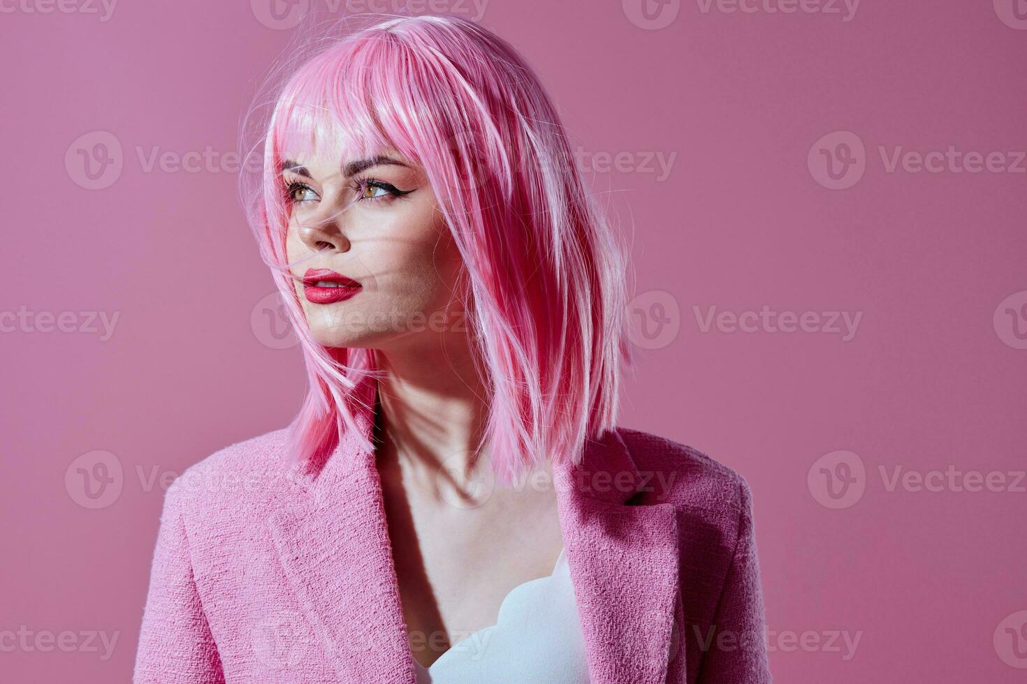 jovem mulher dentro uma Rosa blazer Rosa peruca cortada Visão cor fundo inalterado foto