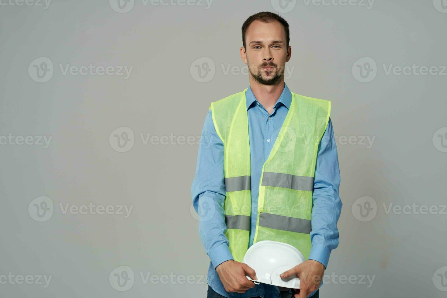 homem dentro construção uniforme profissional trabalho isolado fundo foto