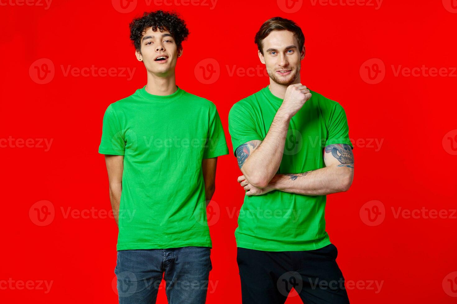 dois homens dentro verde Camisetas estão em pé Próximo para amizade foto