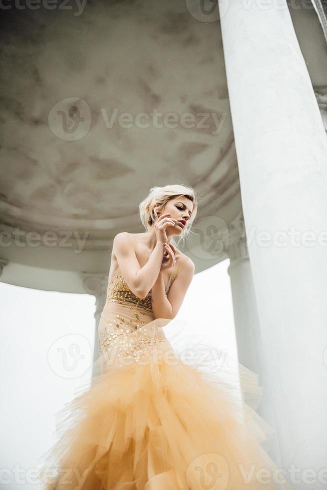 menina modelo com vestido de anjo dourado foto