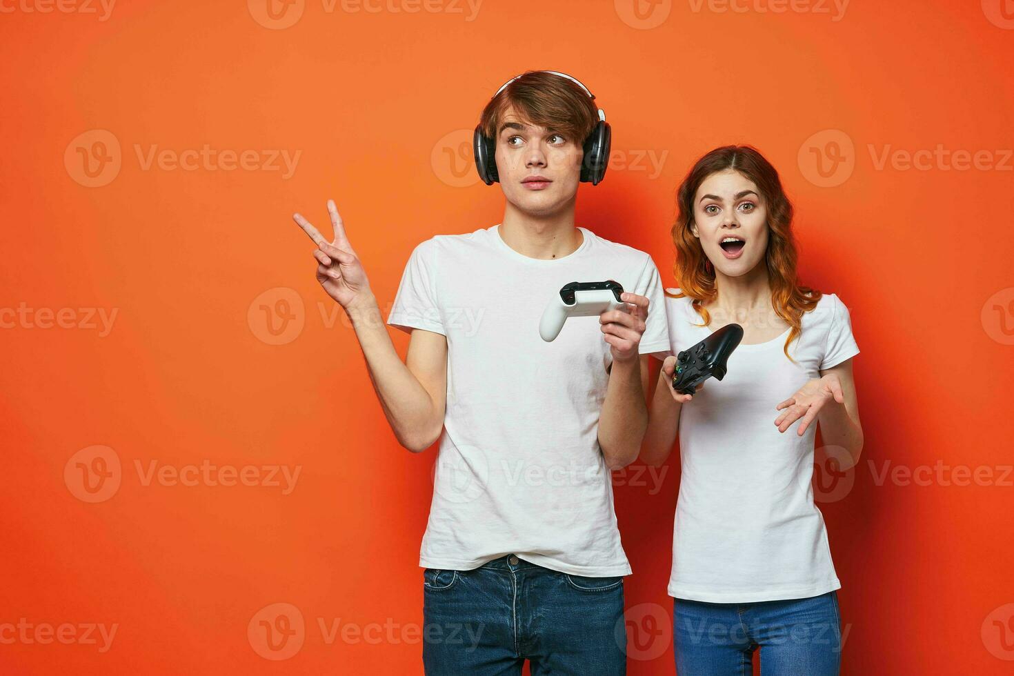 Garoto e menina jogando jogos jogos console entretenimento foto