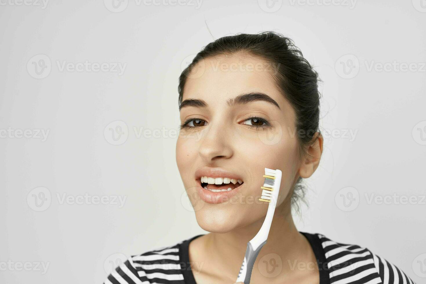 alegre mulher higiene dentes limpeza Cuidado saúde luz fundo foto