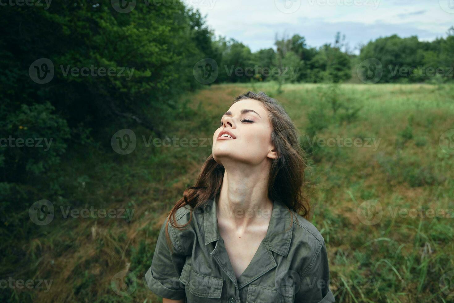 mulher retrato em natureza olhos fechadas olhando acima cortada Visão liberdade foto