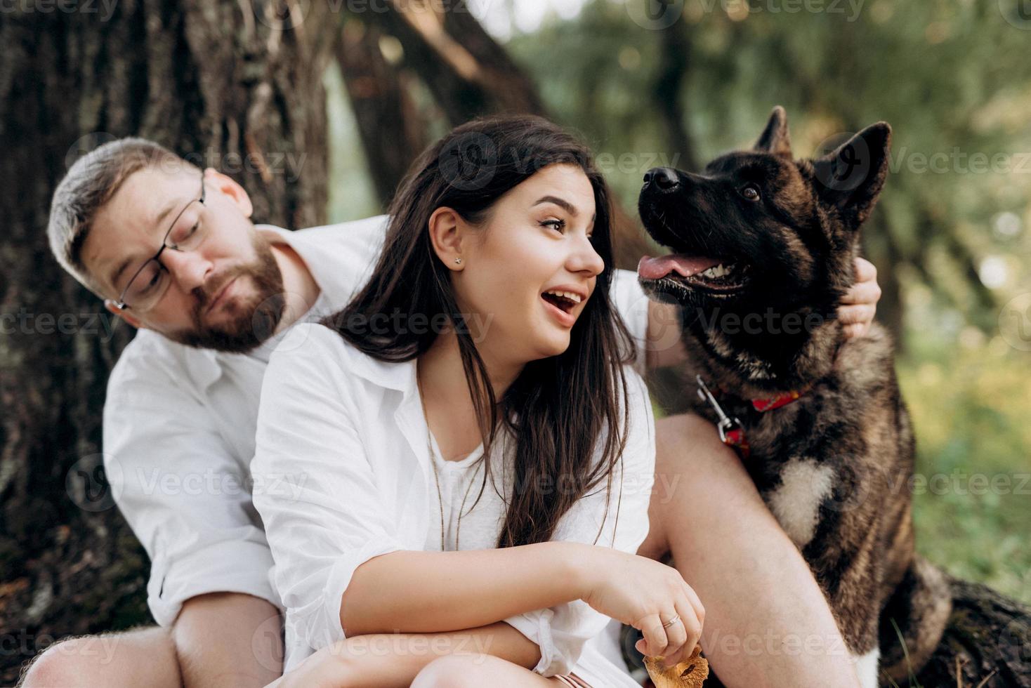 cachorro grande para passear com um cara e uma garota foto