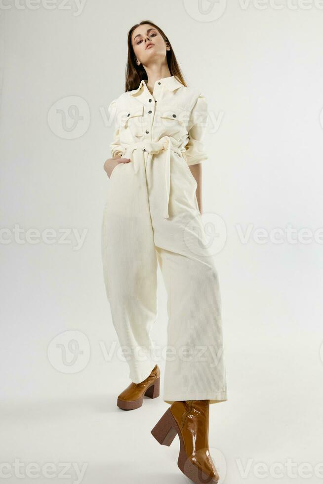 atraente mulher branco macacão moda moderno estilo isolado fundo foto