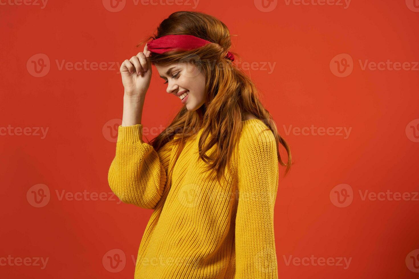 bonita mulher com vermelho arco de cabelo amarelo suéter moda hipster foto