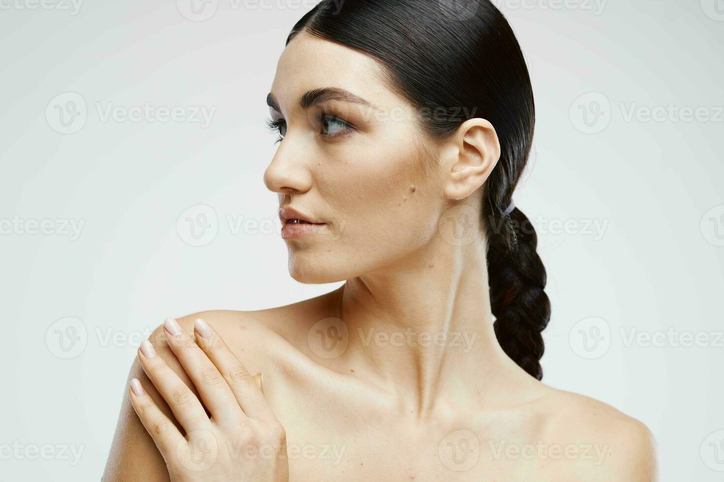 mulher com nu ombros limpar \ limpo pele cosmetologia Cuidado foto