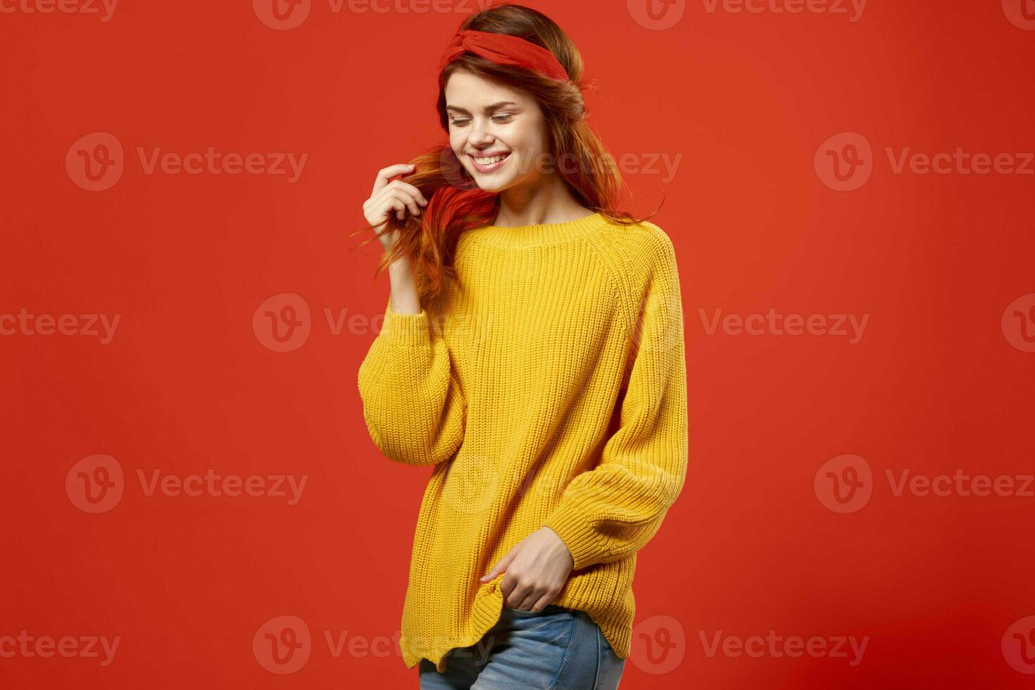 alegre bonita mulher dentro amarelo suéter moda estúdio decoração retro foto