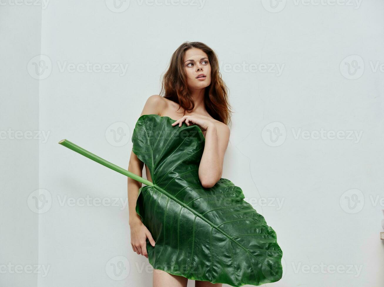 atraente mulher nu corpo Palma folhas exótico luz fundo foto