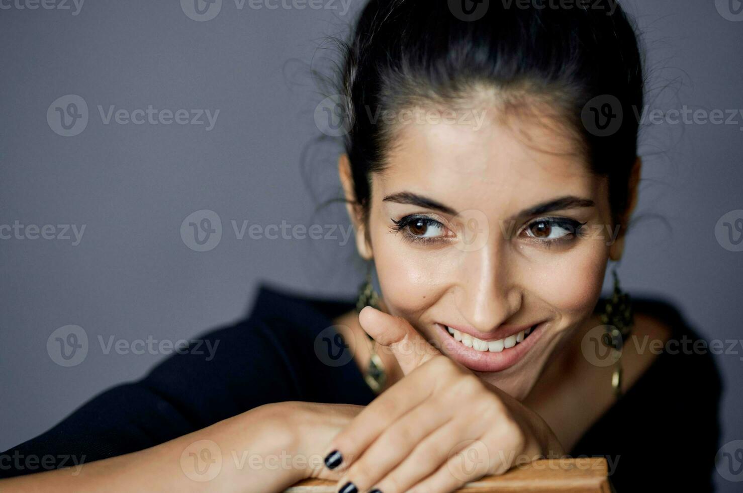 lindo mulher posando modelo atraente Veja decoração sorrir Sombrio fundo foto