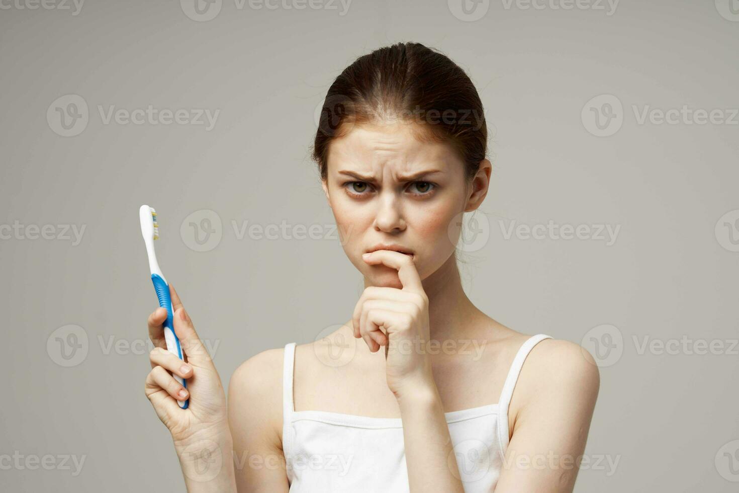 alegre mulher dentro branco camiseta dental higiene saúde Cuidado estúdio estilo de vida foto