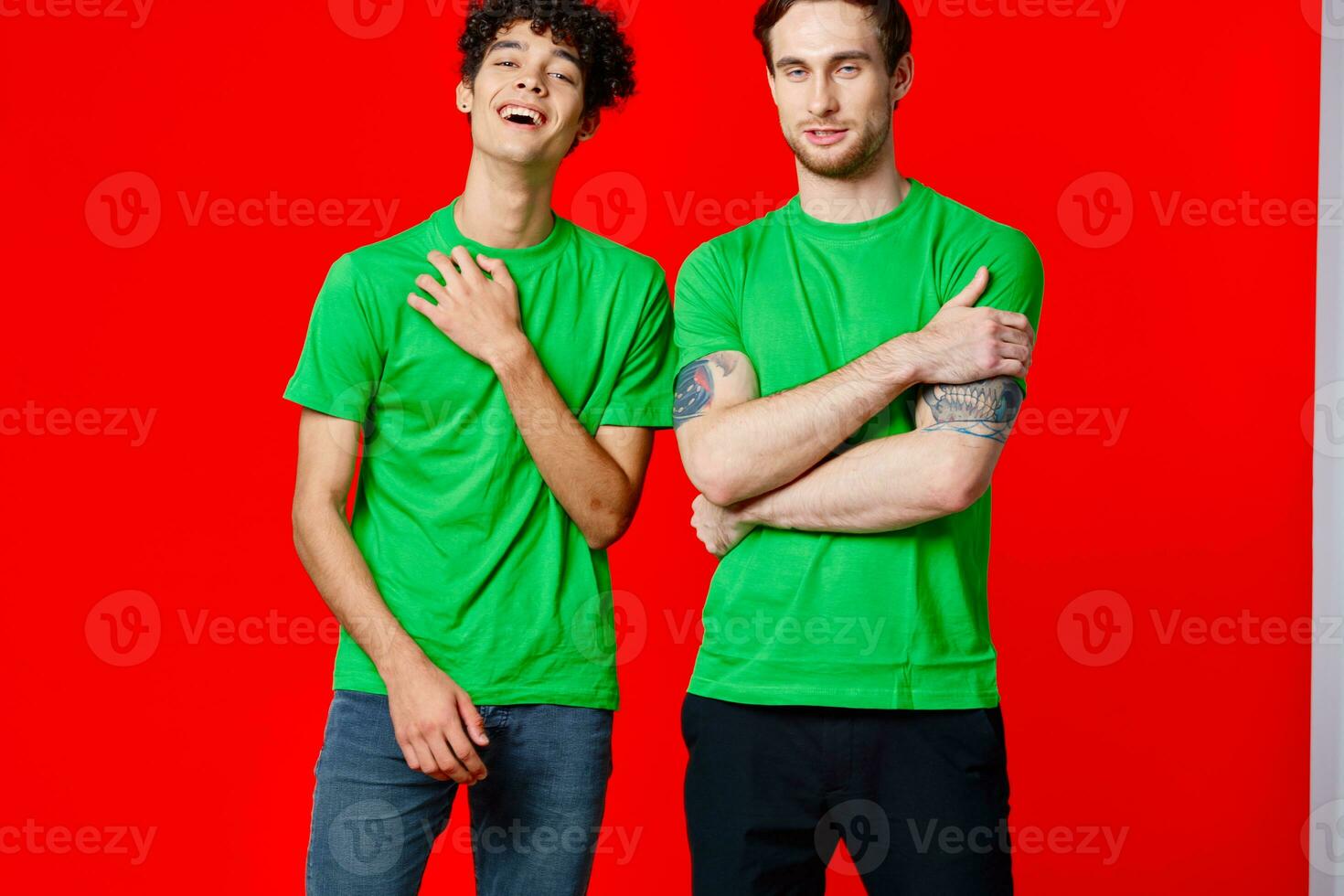 dois homens dentro verde Camisetas estão em pé Próximo para amizade vermelho fundo foto