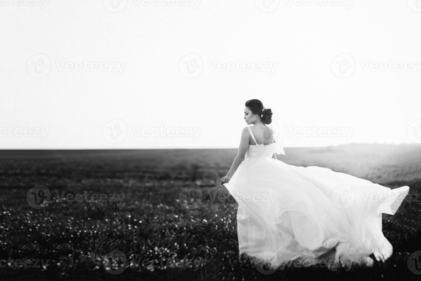 menina morena com um vestido turquesa no jardim primavera foto