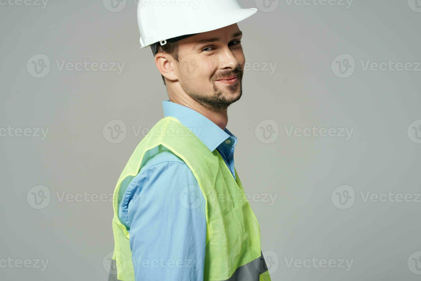 homem dentro construção uniforme plantas construtor isolado fundo foto