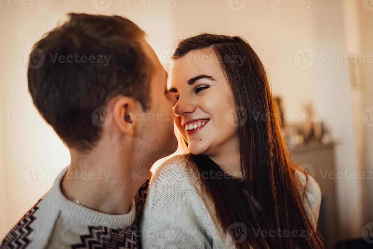 rapaz e uma garota comemoram o ano novo juntos e se dão presentes foto