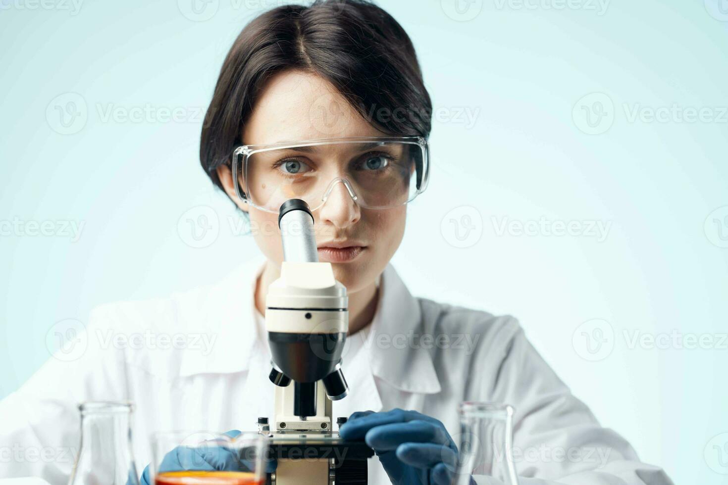 mulher cientista com uma microscópio dentro a mãos do tecnologia pesquisa foto