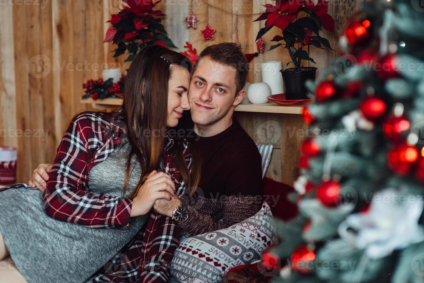 rapaz e uma garota comemoram o ano novo juntos e se dão presentes foto
