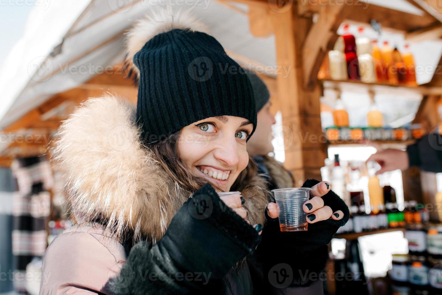 garota alegre com roupas quentes de inverno no mercado foto