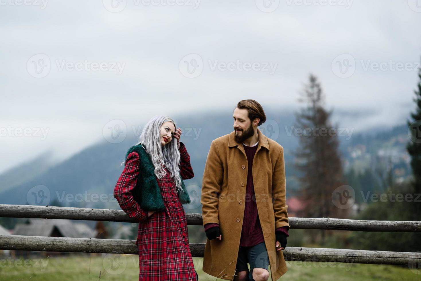 casal de amantes nas montanhas dos Cárpatos foto