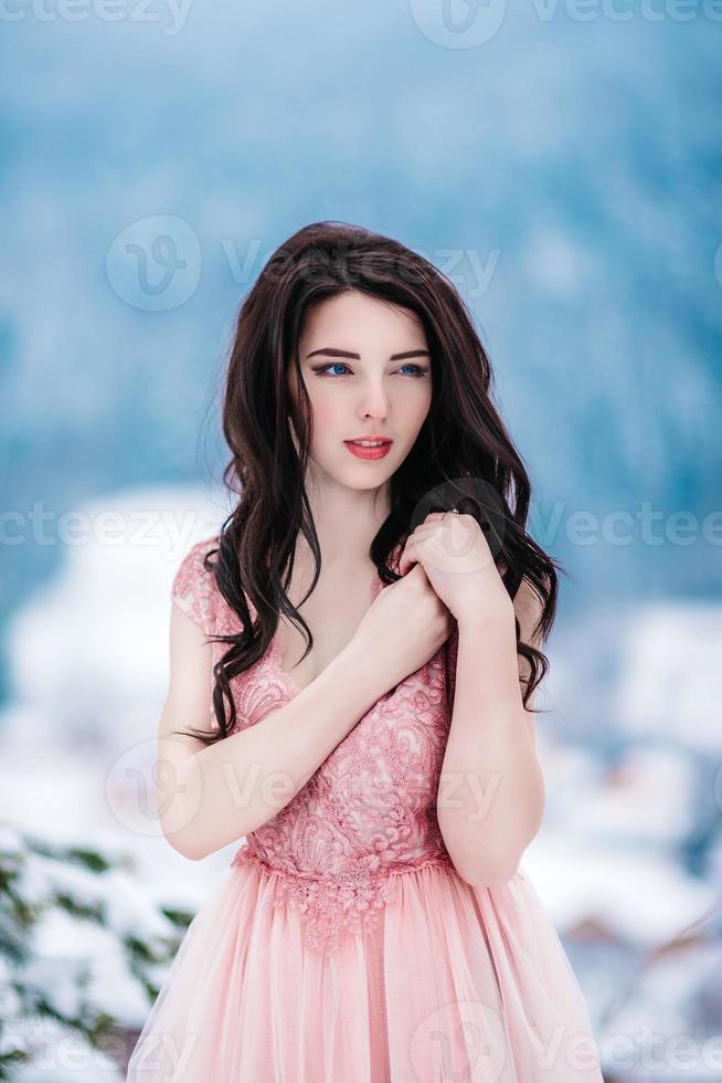 noiva com cabelo castanho fundo azul das montanhas de inverno foto