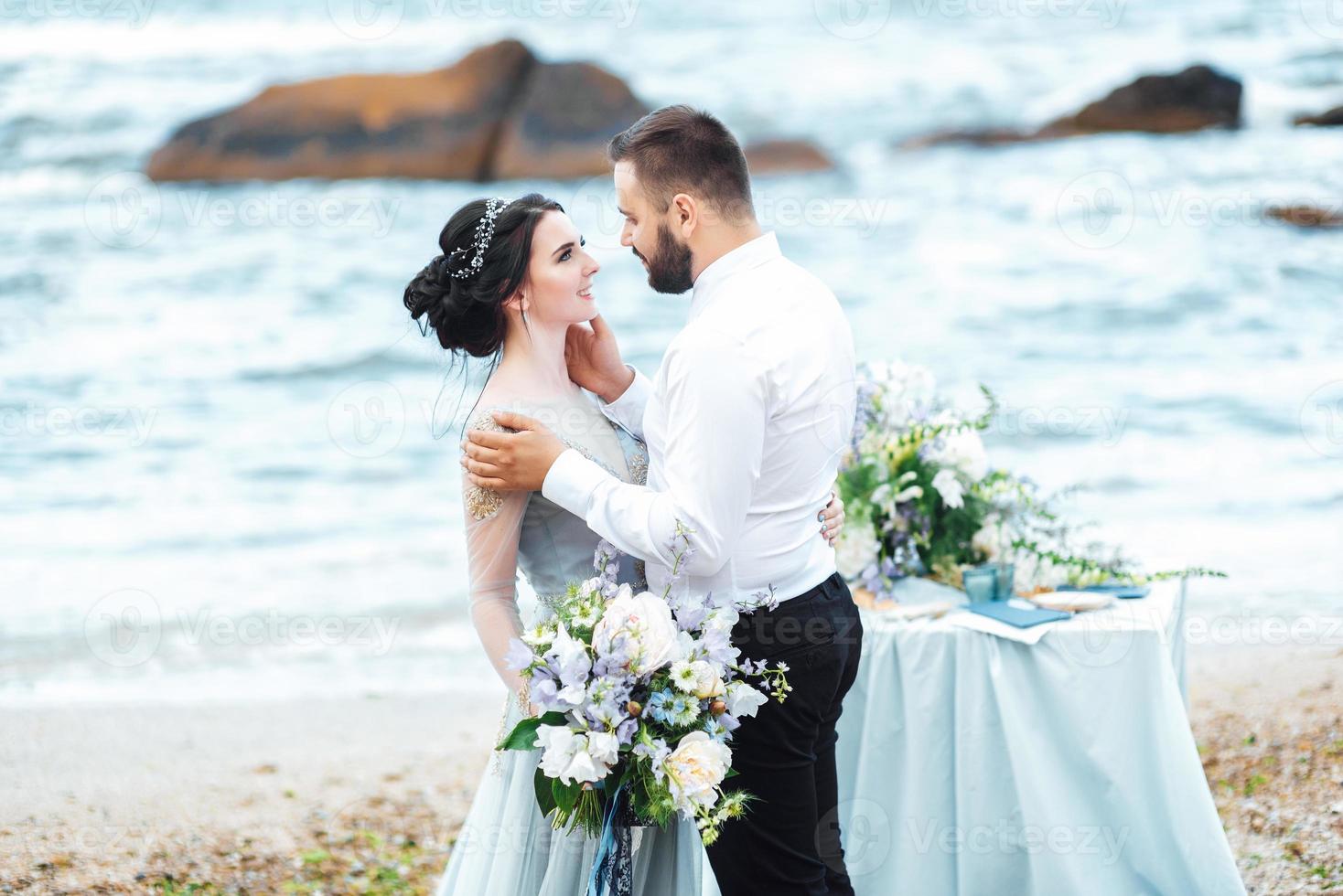 o mesmo casal com uma noiva em um vestido azul anda foto