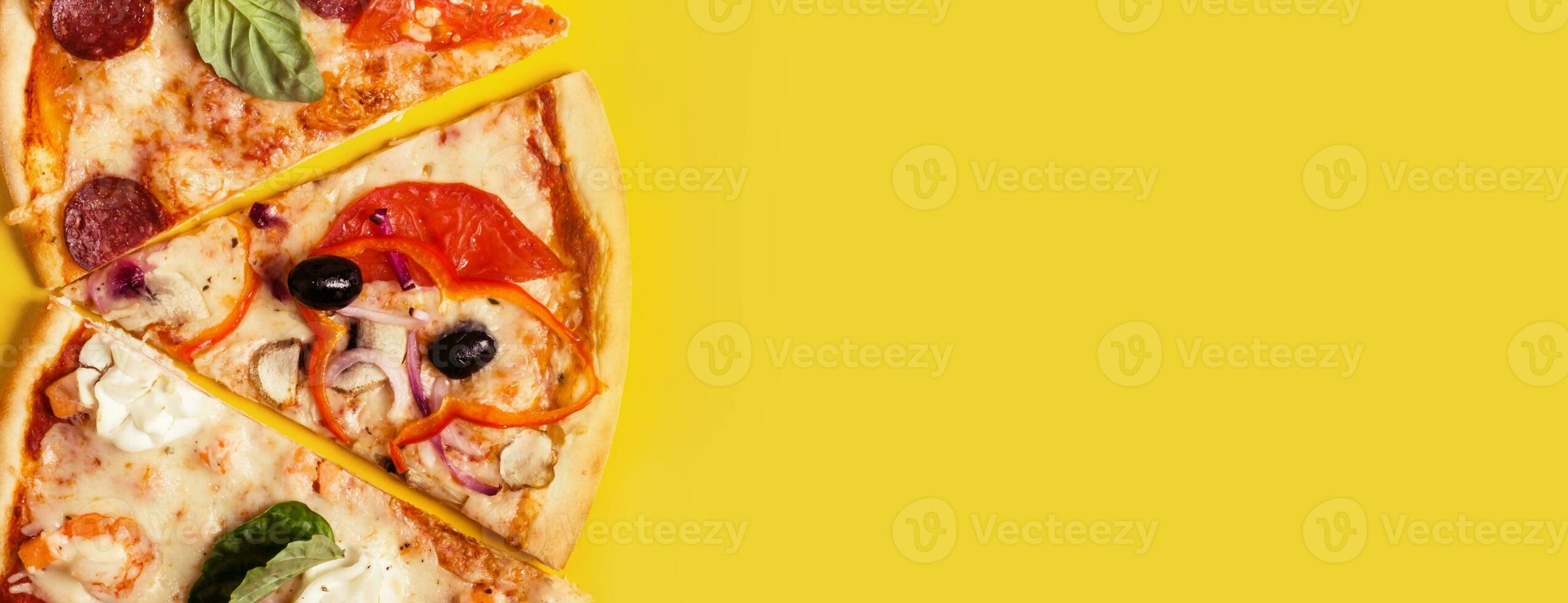 seleção do sortido peças pizza em amarelo fundo. calabresa, vegetariano e frutos do mar pizza foto