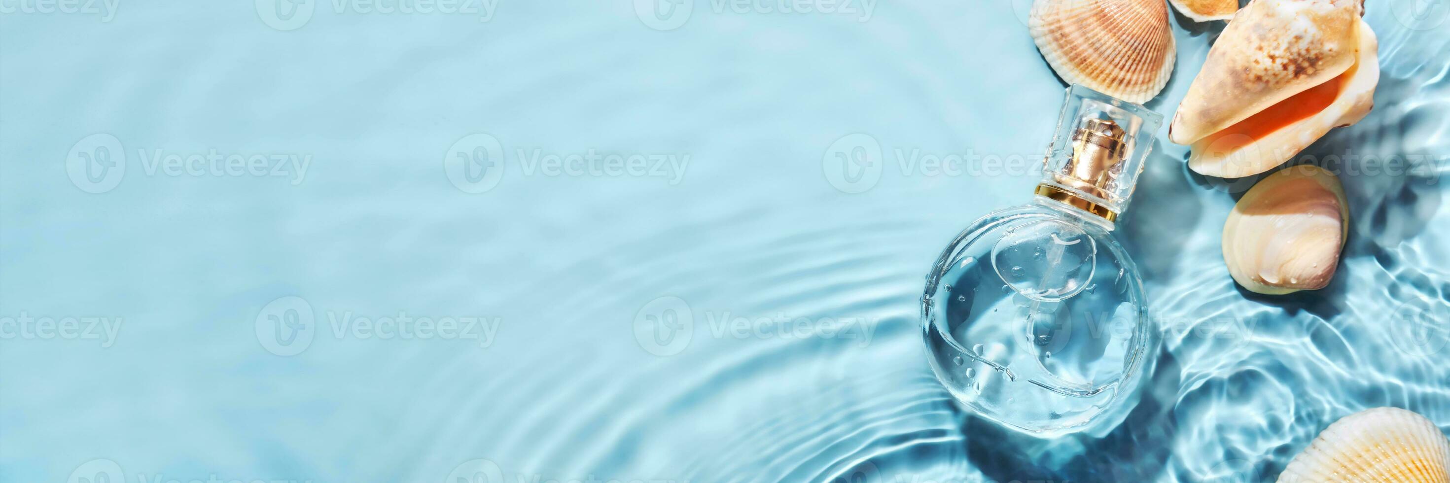 vidro perfume garrafa e mar cartuchos dentro spray água bandeira. marinho verão fragrância conceito foto