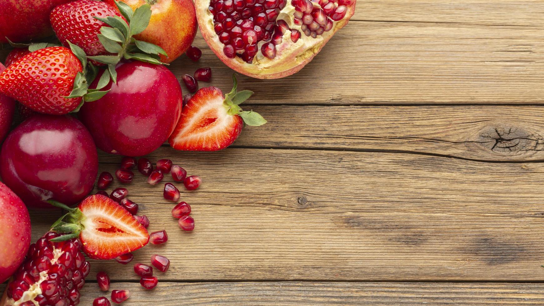 frutas vermelhas em uma mesa de madeira foto