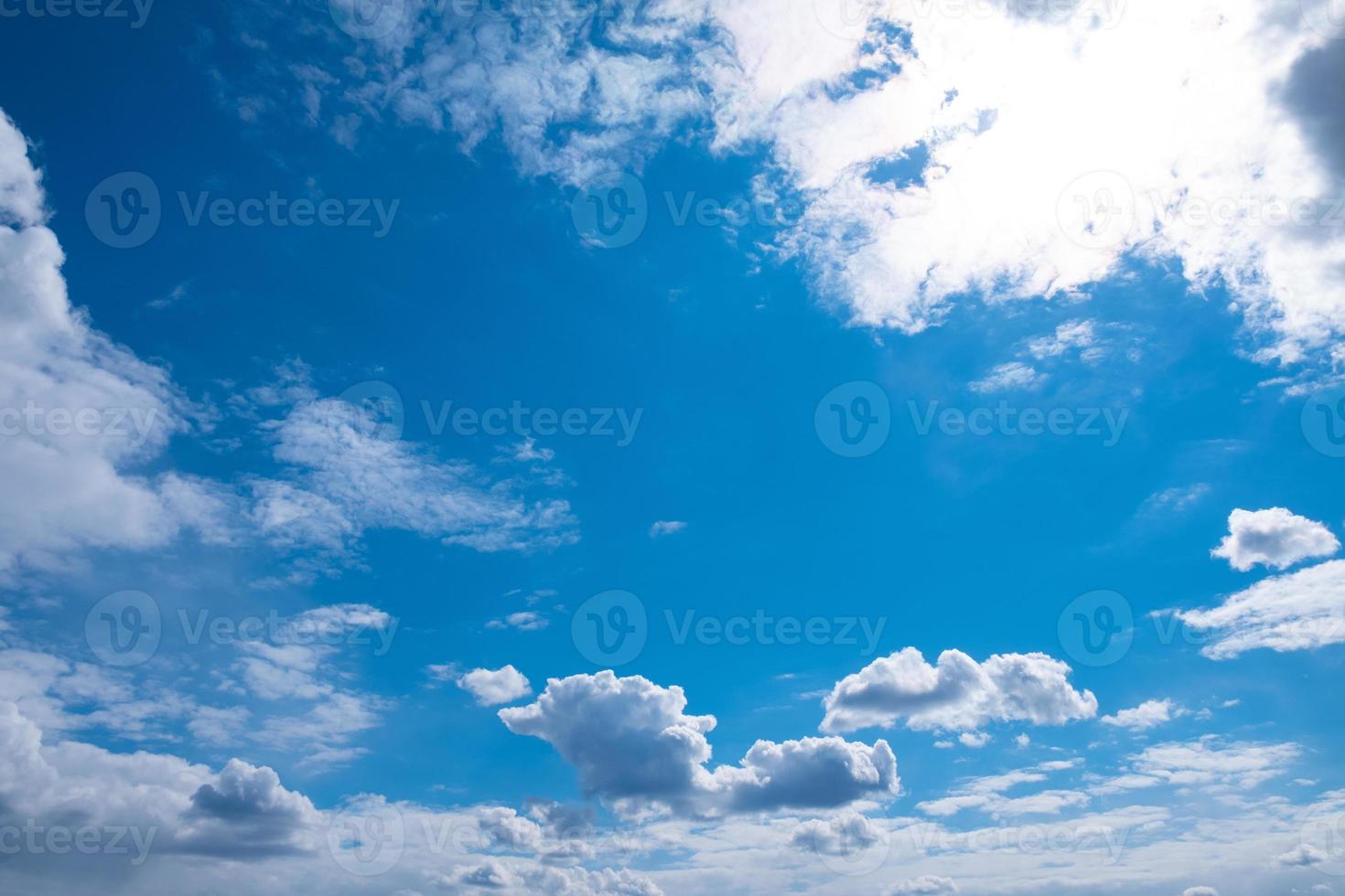 lindo céu azul ensolarado com nuvens brancas e espaço de cópia foto