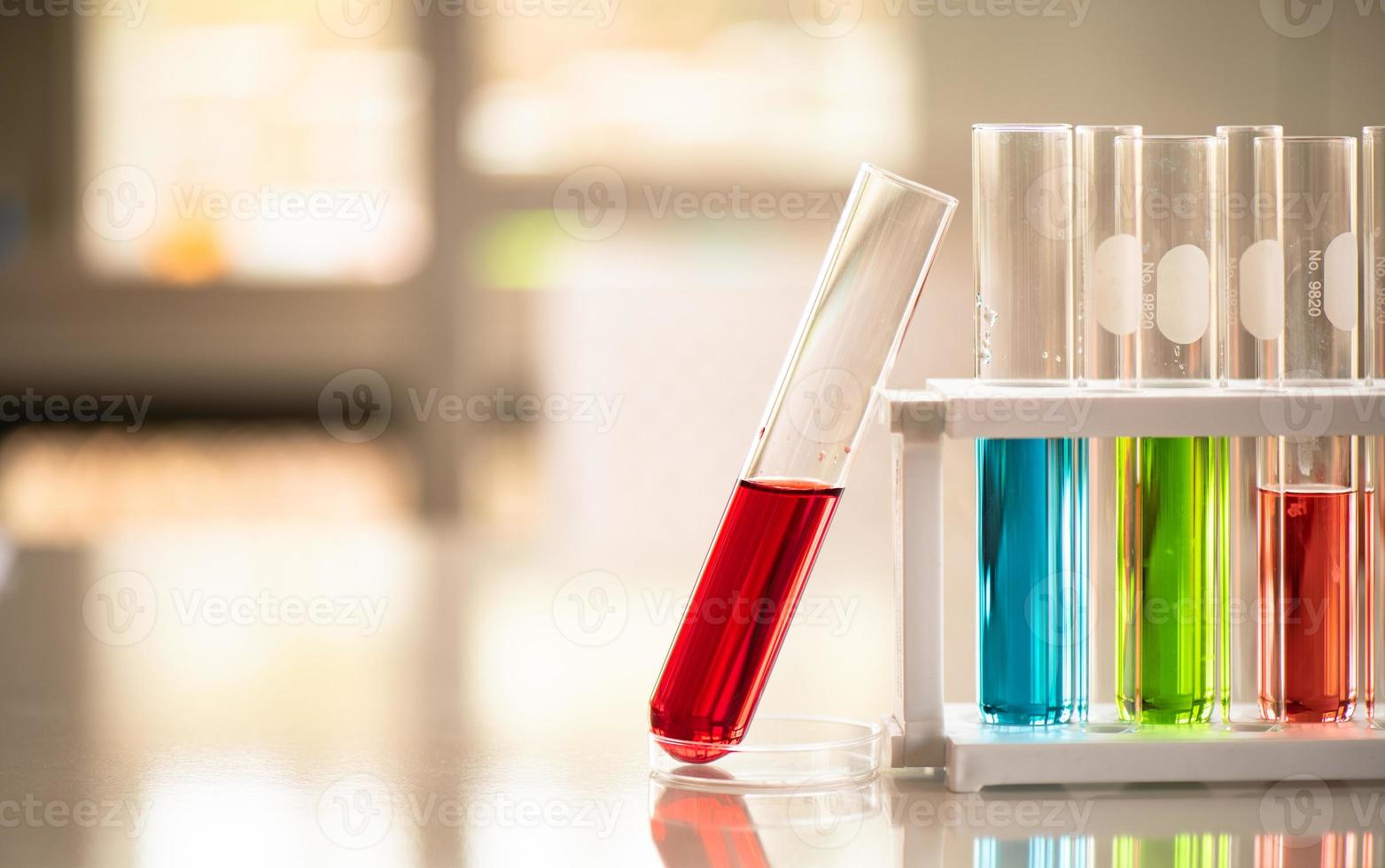 laboratório trabalhando em testes químicos médicos, líquidos coloridos foto