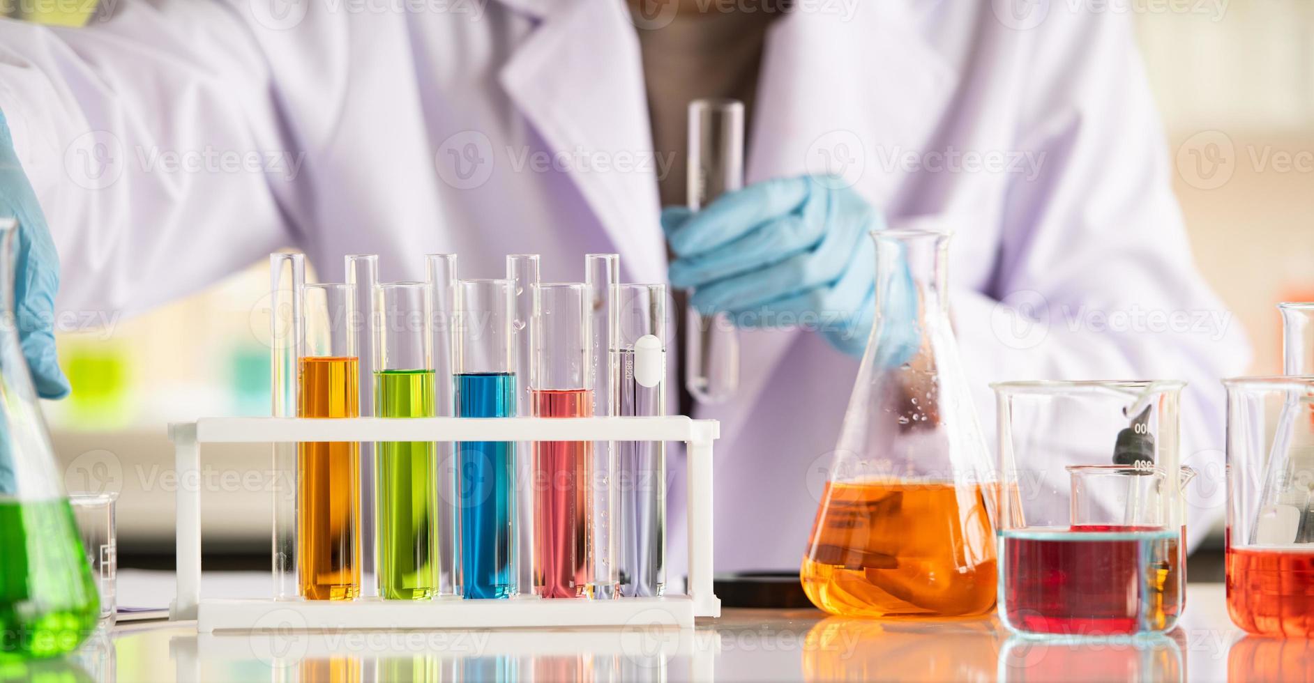laboratório trabalhando em testes químicos médicos, líquidos coloridos foto