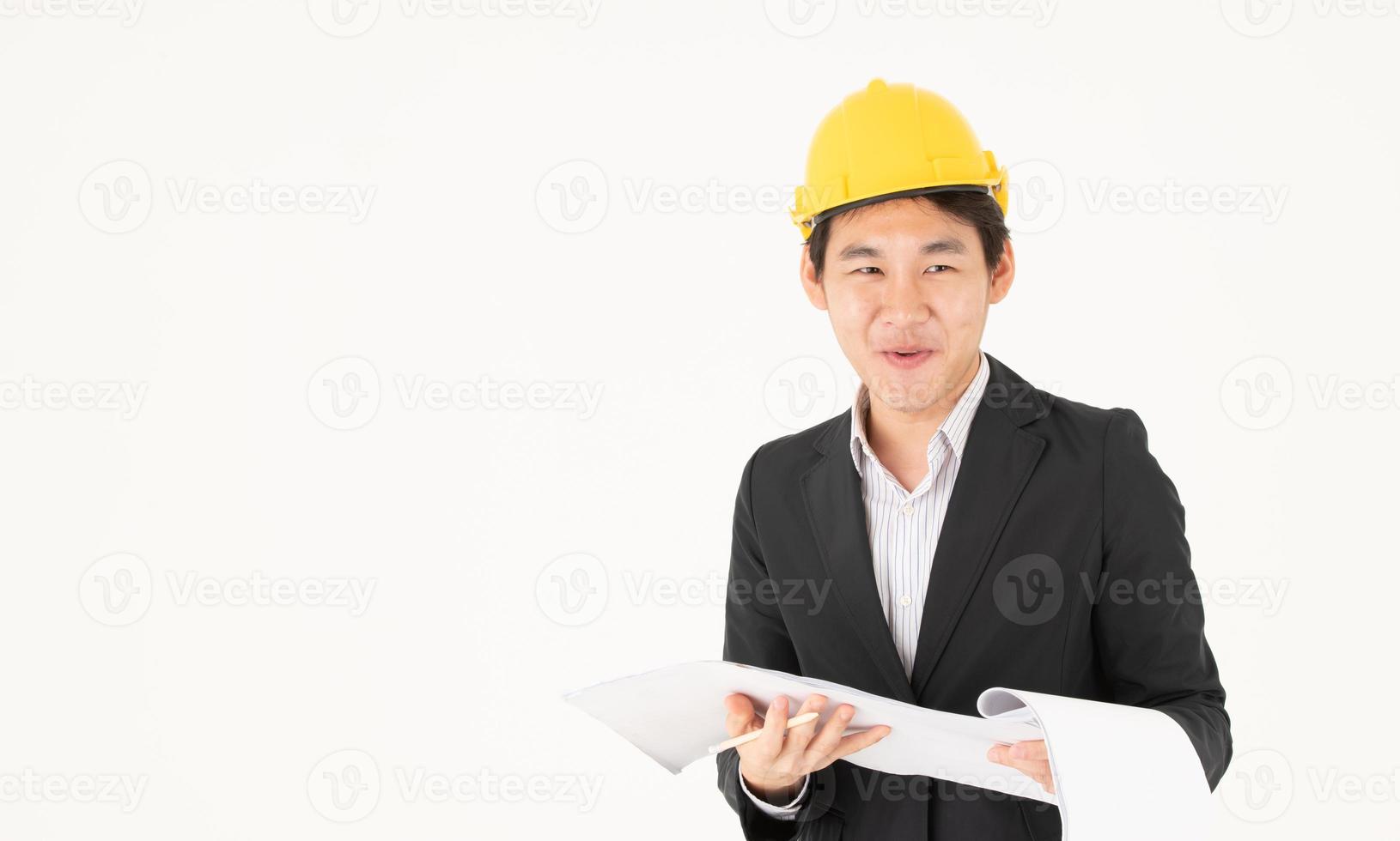 engenheiro civil masculino asiático acompanha o andamento da construção foto