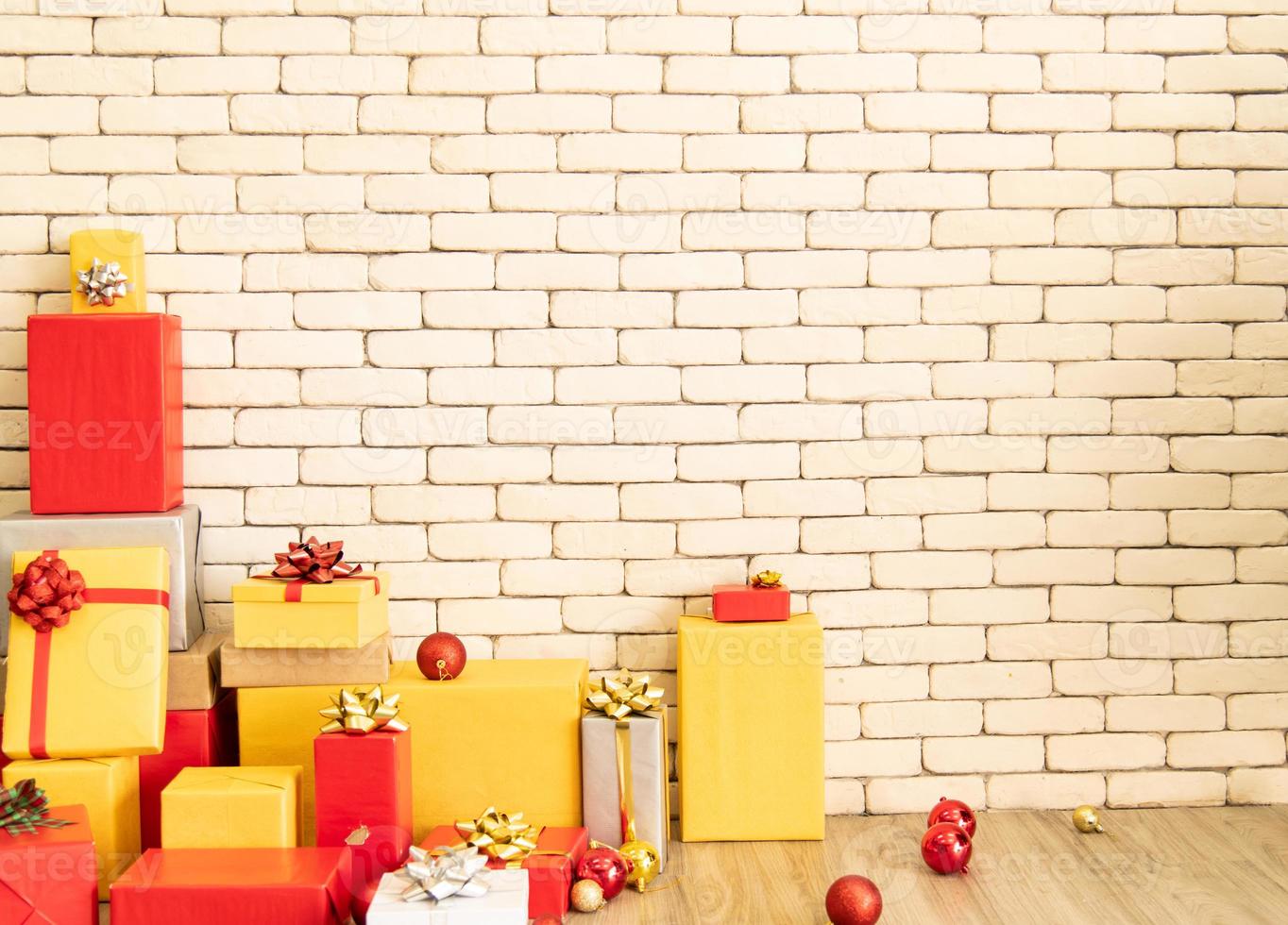 caixa de presente de natal na sala de estar para se preparar para o ano novo. decore a sala de estar e a árvore de natal com uma caixa de bolas vermelhas, bolas douradas, sinos dourados, estrelas de neve, meias. foto