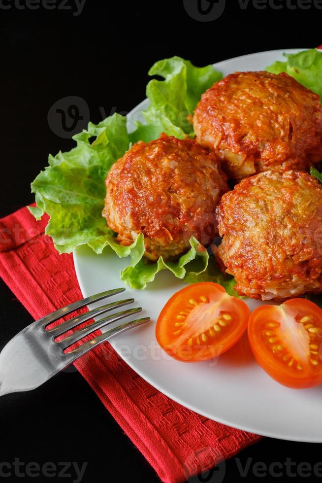 bolinhos de carne apetitosos em molho de tomate foto