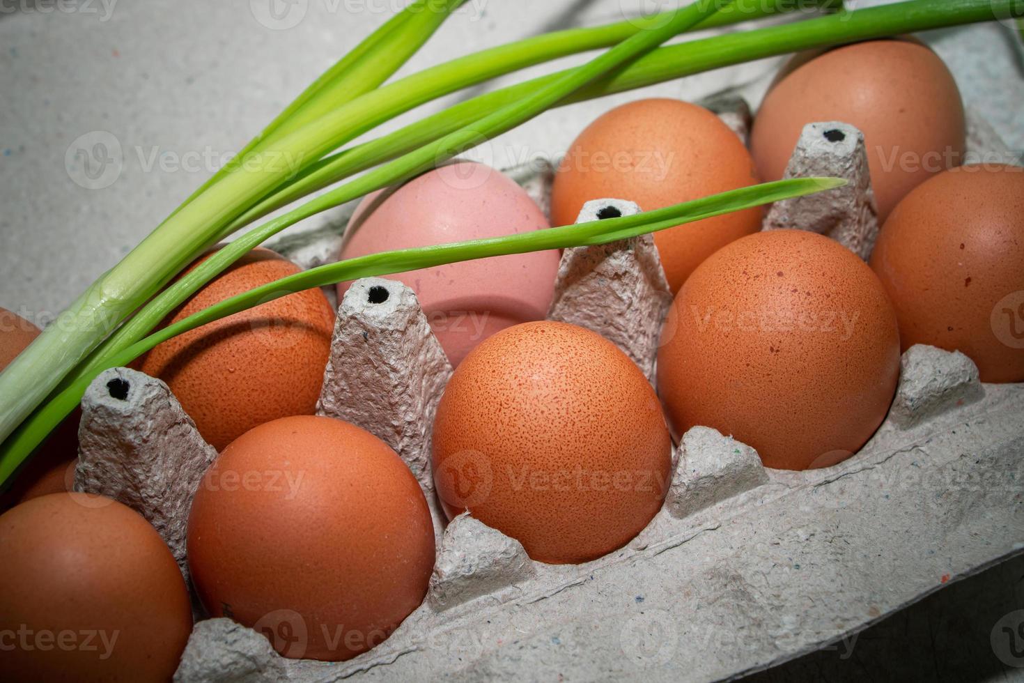 Ovos marrons caseiros em uma caixa ecológica foto