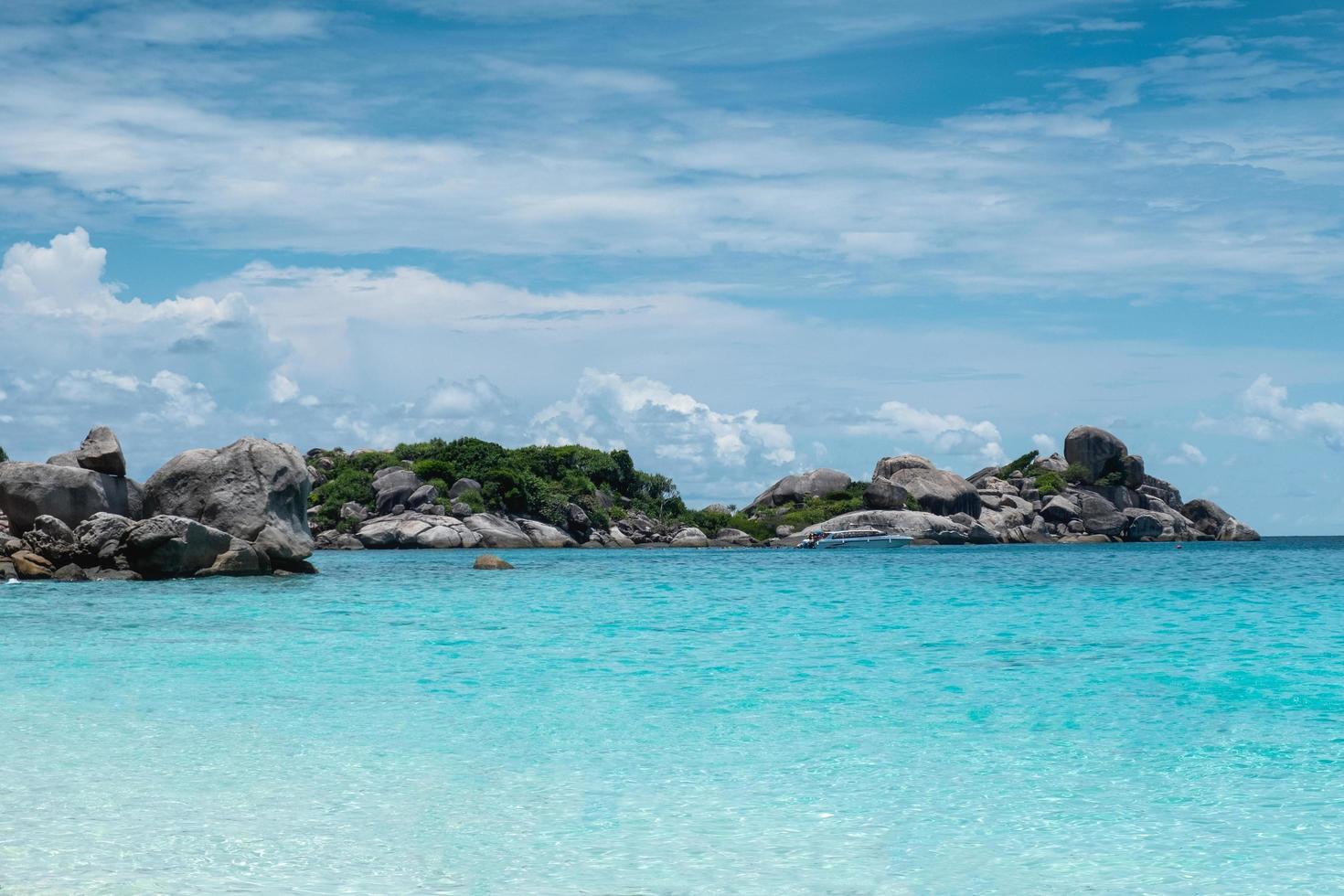 mar tropical com pilha de pedras e céu azul foto