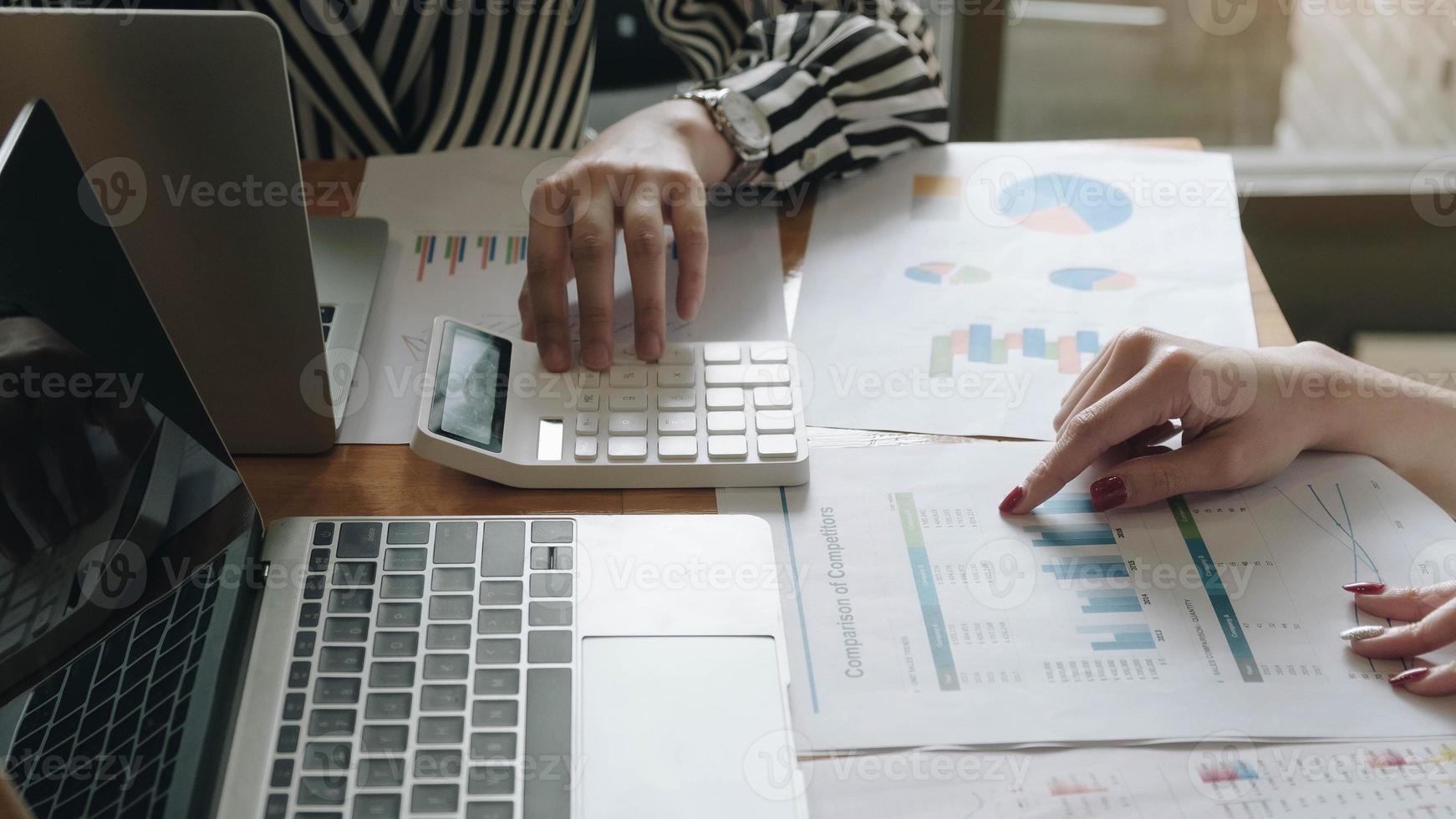 feche a reunião de empresários para discutir a situação do mercado. conceito financeiro de negócios foto