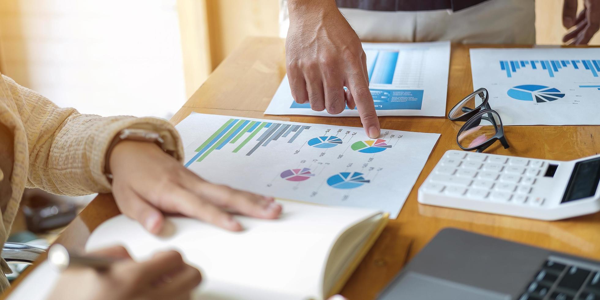 feche a reunião de empresários para discutir a situação do mercado. conceito financeiro de negócios foto