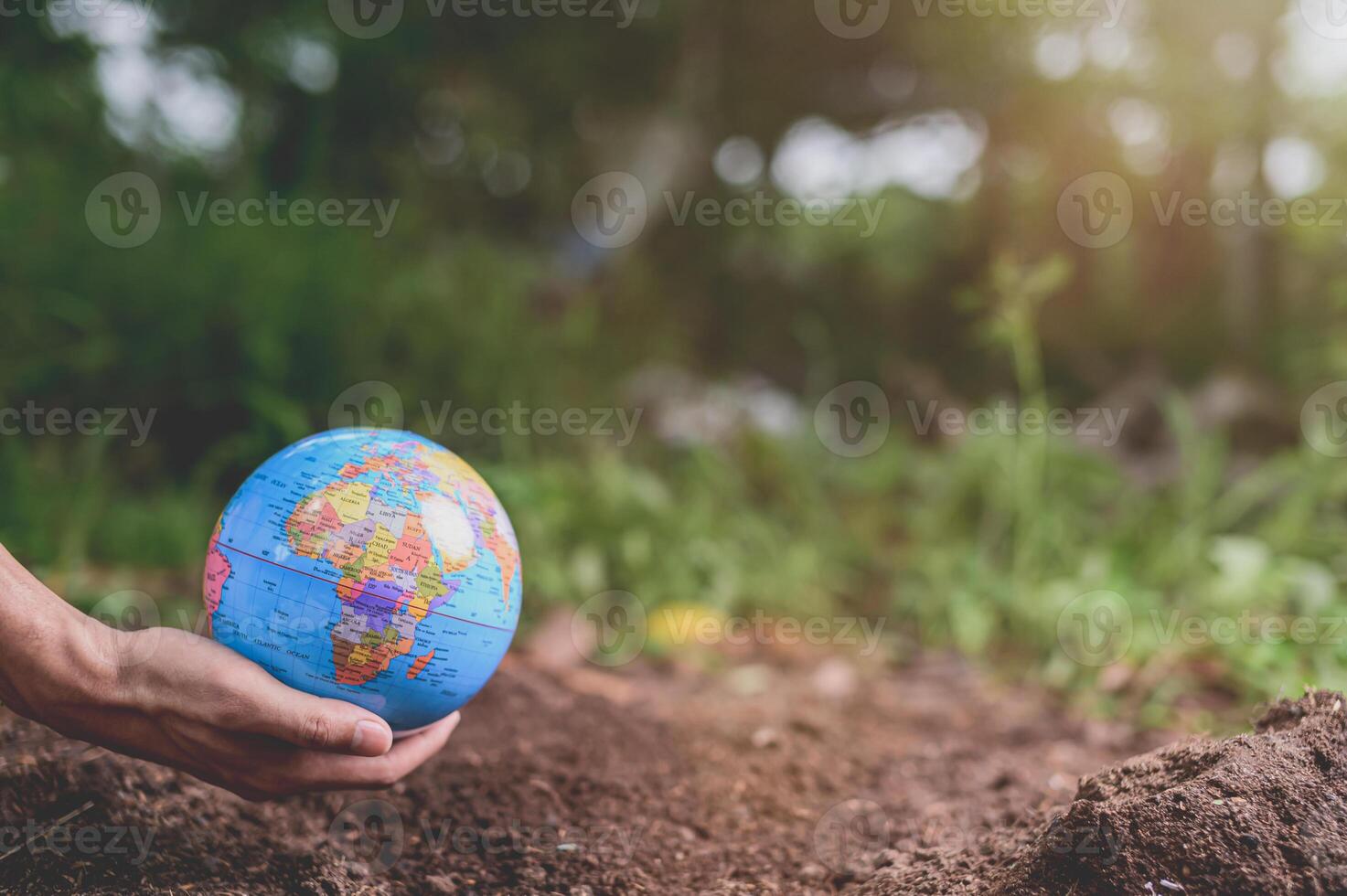 dia mundial do meio ambiente .love the world .hand segurando um globo foto