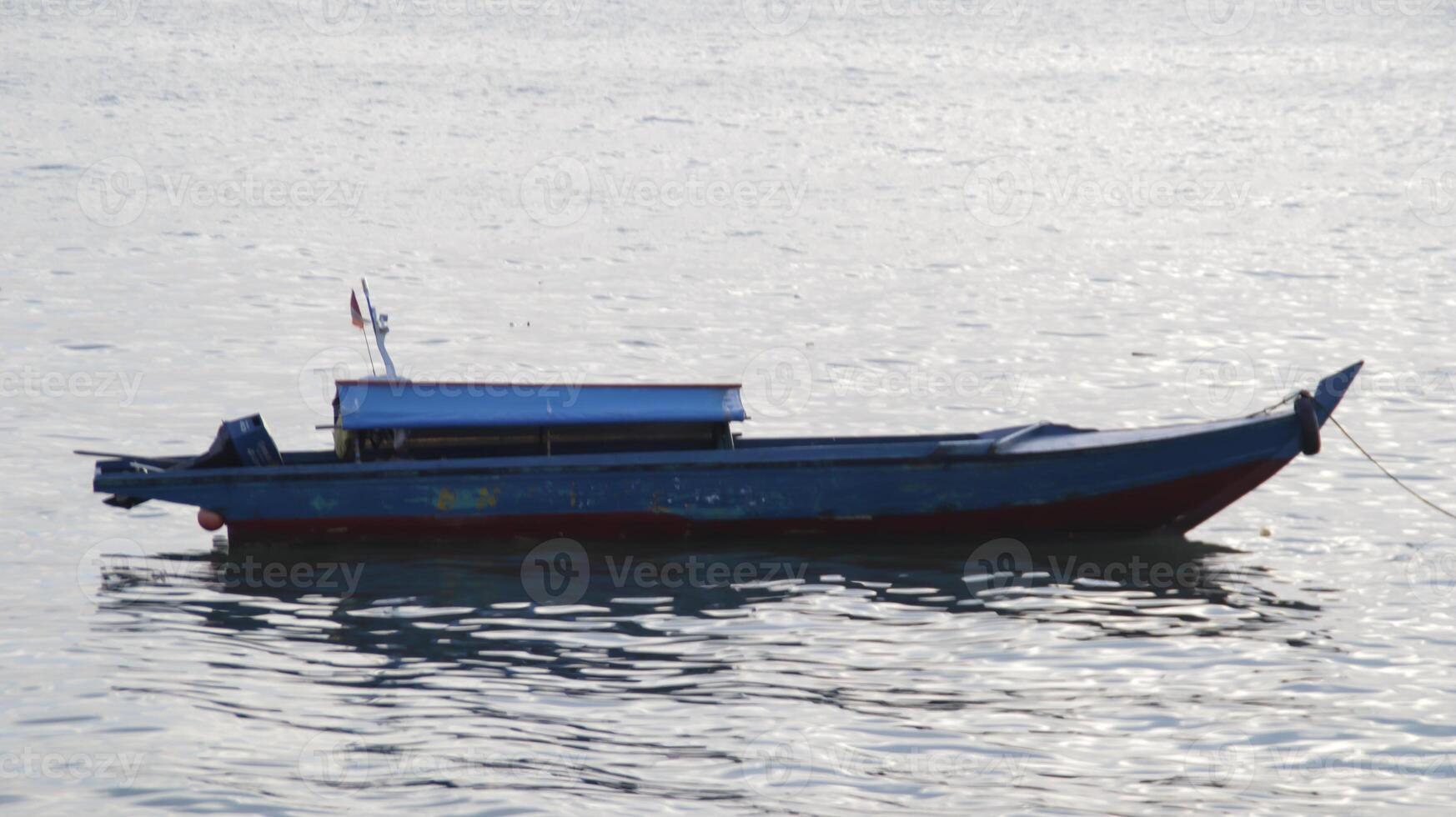 pequeno grandes de madeira motor barco para pescaria e transportando amarrado acima ou ancorado às a raso mar. foto