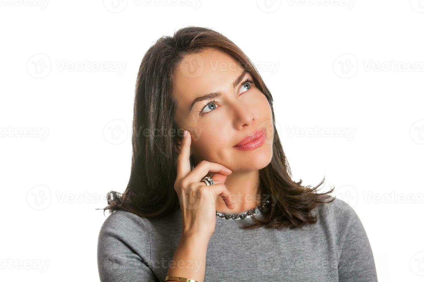 fechar-se retrato do uma lindo jovem mulher pensando ou tendo a idéia isolado em branco fundo. foto