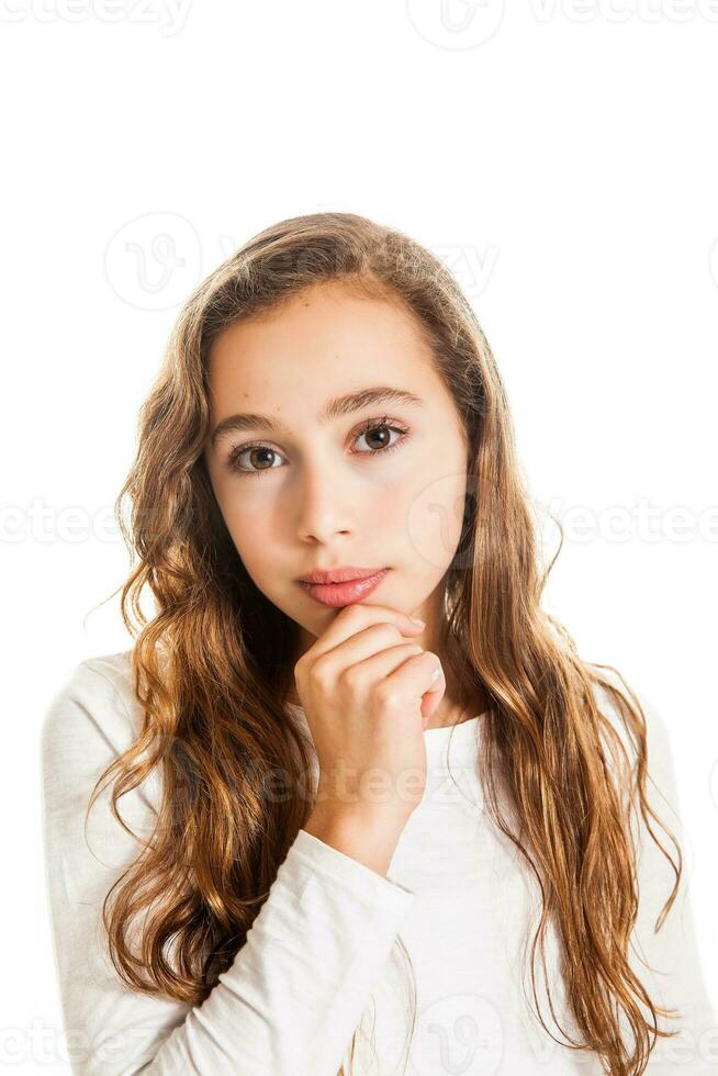 lindo jovem menina pensando ou tendo a idéia isolado em branco fundo foto