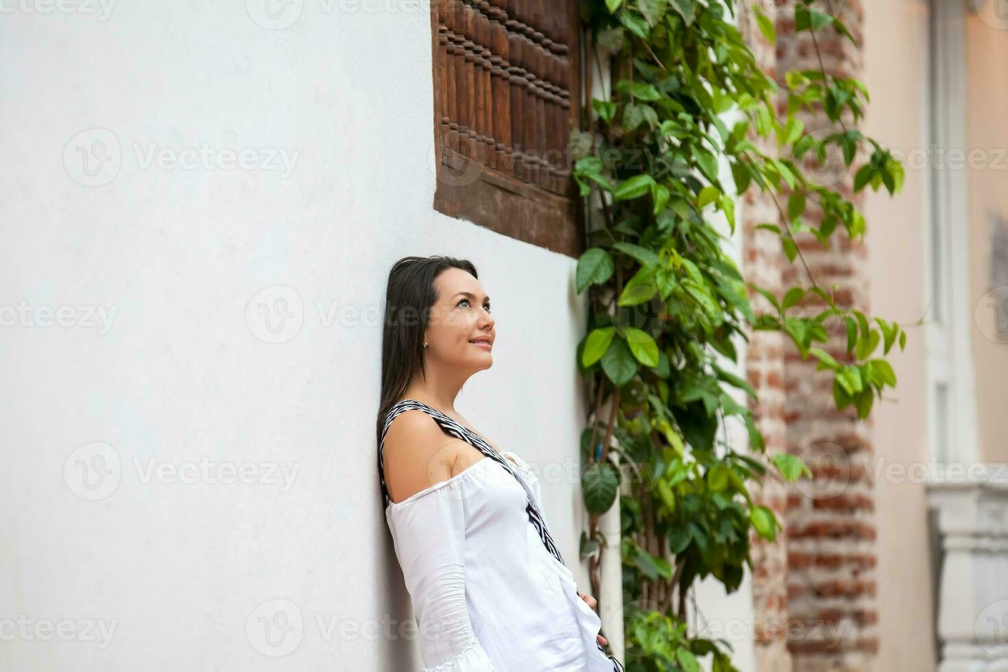 lindo mulher às a ruas do a murado cidade dentro cartagena de índias foto