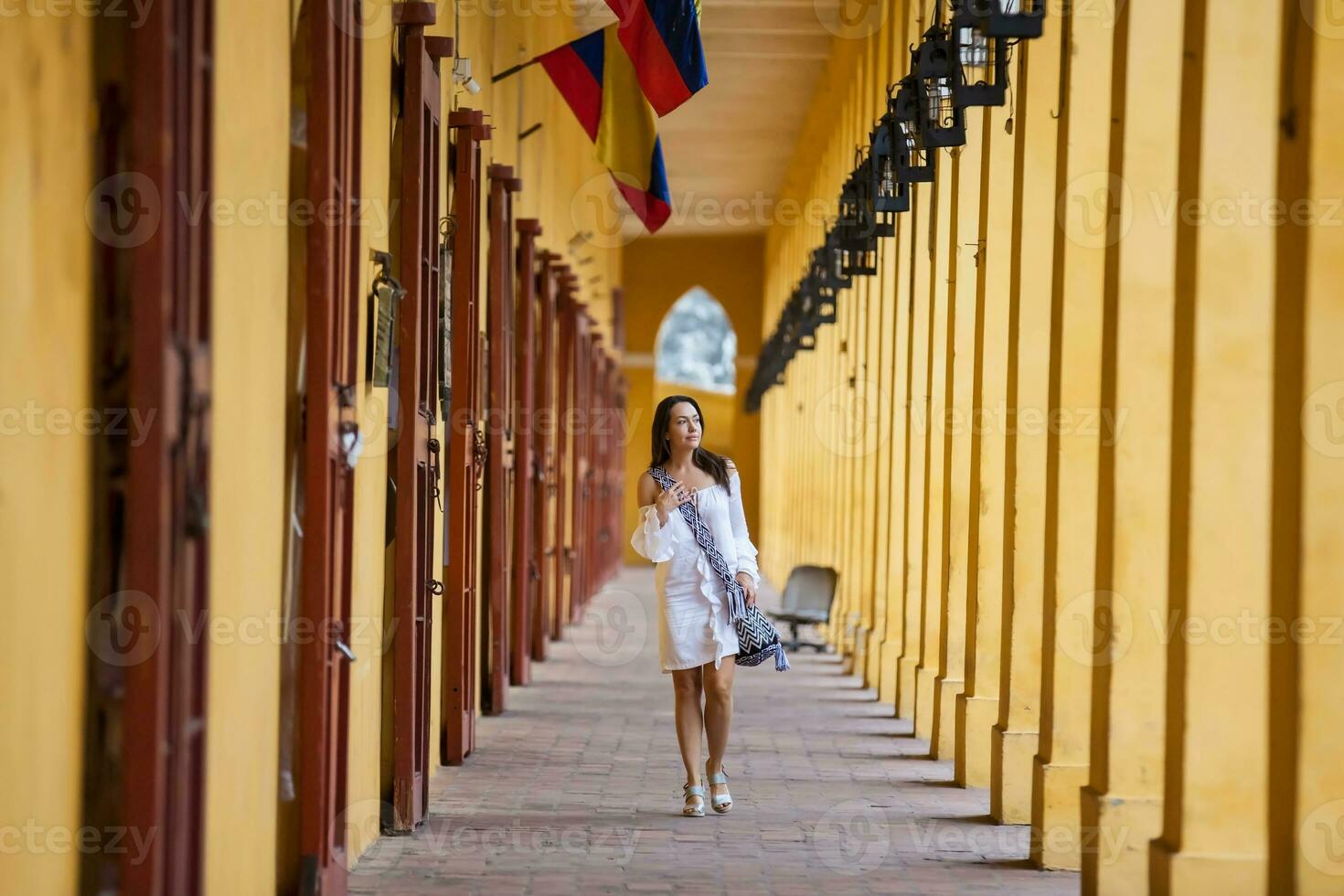 lindo mulher caminhando por aí a murado cidade dentro cartagena de índias foto