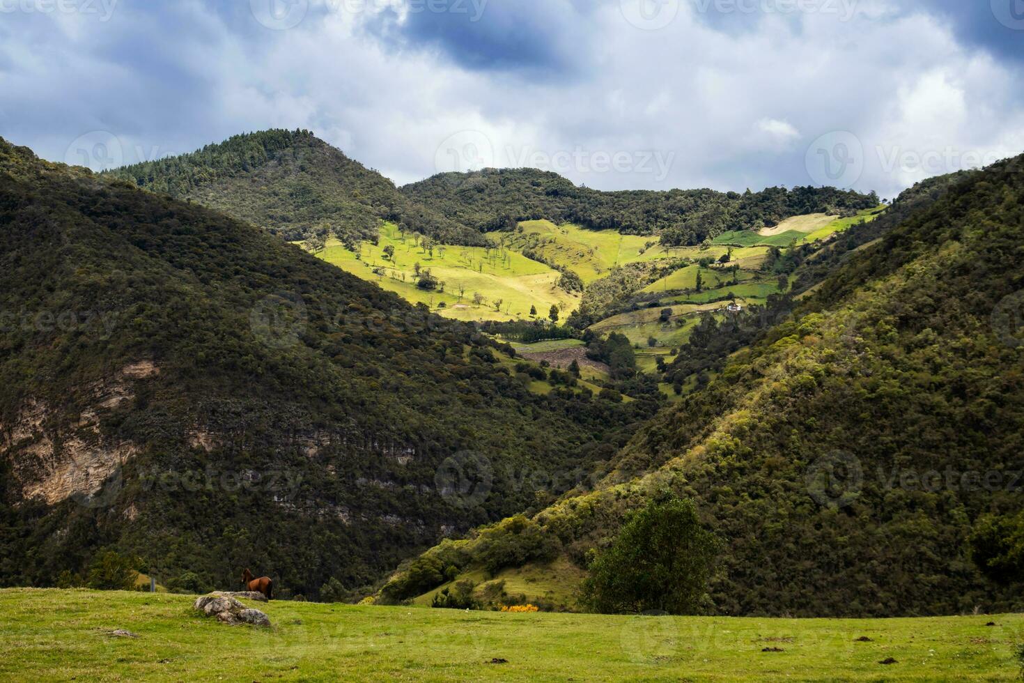 Visão do a lindo montanhas às a famoso alto de las arepas uma bem conhecido descansar Lugar, colocar para ciclista fechar para Bogotá dentro Colômbia foto