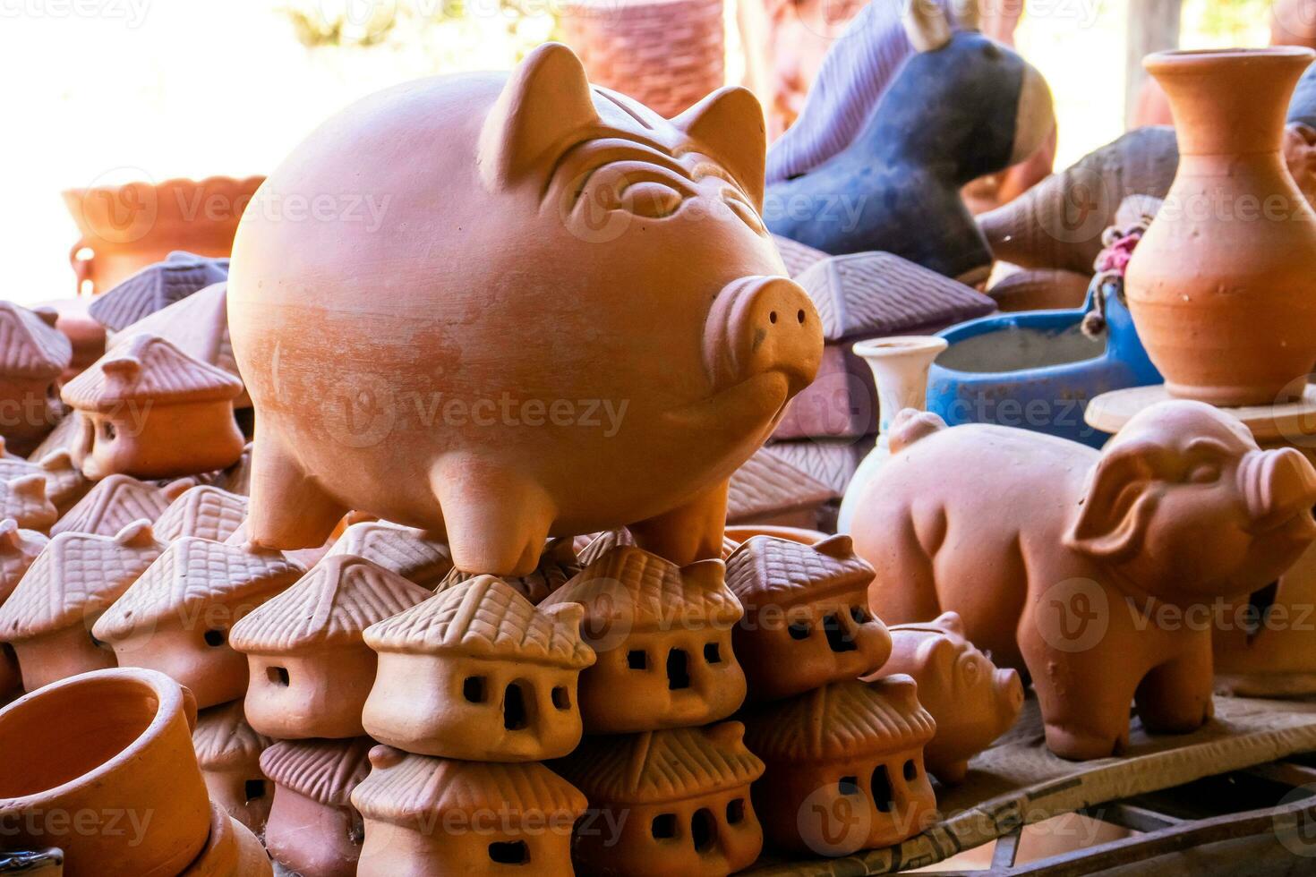 argila porquinho bancos às uma tradicional cerâmica fábrica dentro a lindo pequeno Cidade do raquira dentro Colômbia. cidade do panelas foto