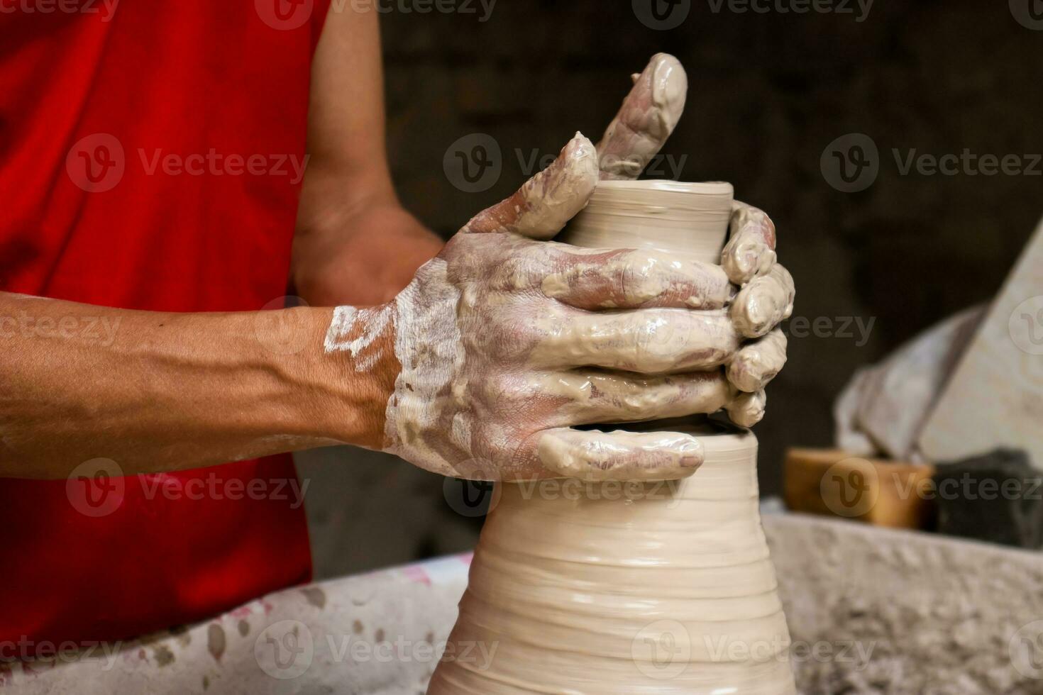 homem fazer cerâmico artigos em a oleiros roda dentro uma tradicional fábrica dentro a cidade do raquira localizado dentro a departamento do cundinamarca dentro Colômbia foto