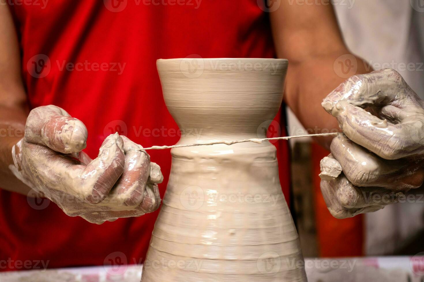 homem fazer cerâmico artigos em a oleiros roda dentro uma tradicional fábrica dentro a cidade do raquira localizado dentro a departamento do cundinamarca dentro Colômbia foto