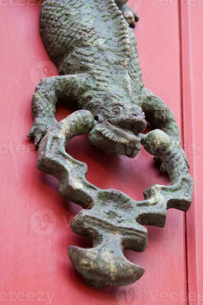 Antiguidade porta aldrava dentro cartagena de índias foto